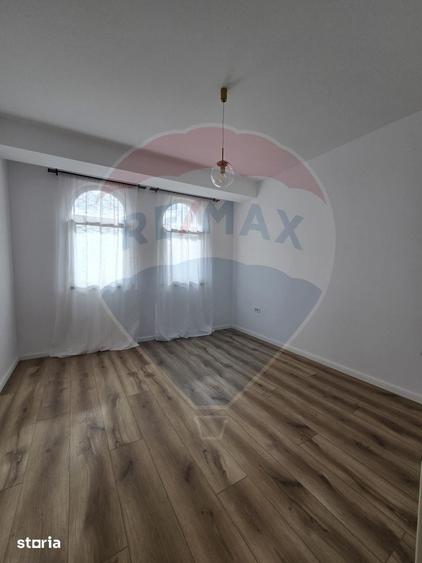 Casă cu 5 camere cu Teren 300 Mp în Ferme