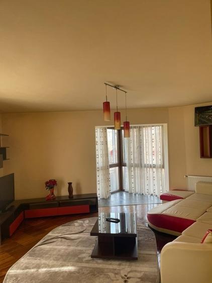 Apartament cu 3 camere decomandat, mobilat în Central