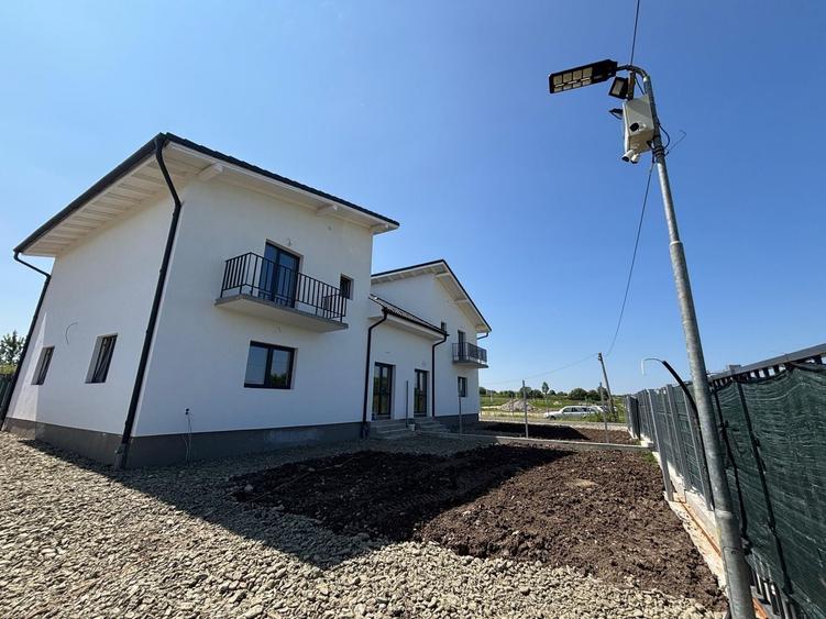Duplex cu 4 camere cu Canalizare în Mohu