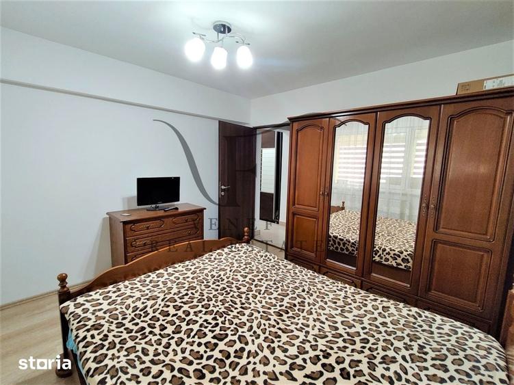 Apartament cu 3 camere semidecomandat în Centrul Civic
