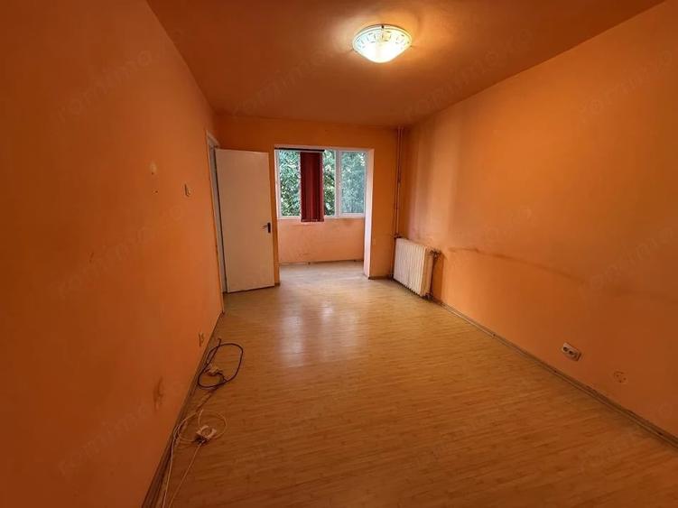 Apartament cu 3 camere semidecomandat în P-ța Doina