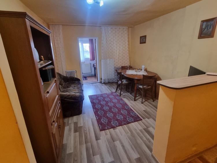 Apartament cu 3 camere decomandat în Zamfirescu