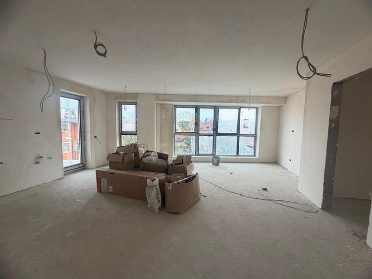 Apartament cu 3 camere semidecomandat, mobilat în Tineretului