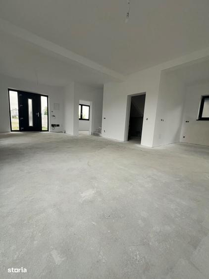 Casă cu 4 camere cu Teren 900 Mp în Lazuri