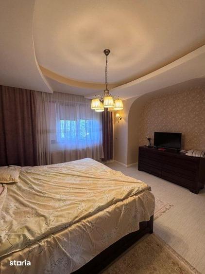 Casă cu 6 camere cu Teren 2500 Mp în Siret