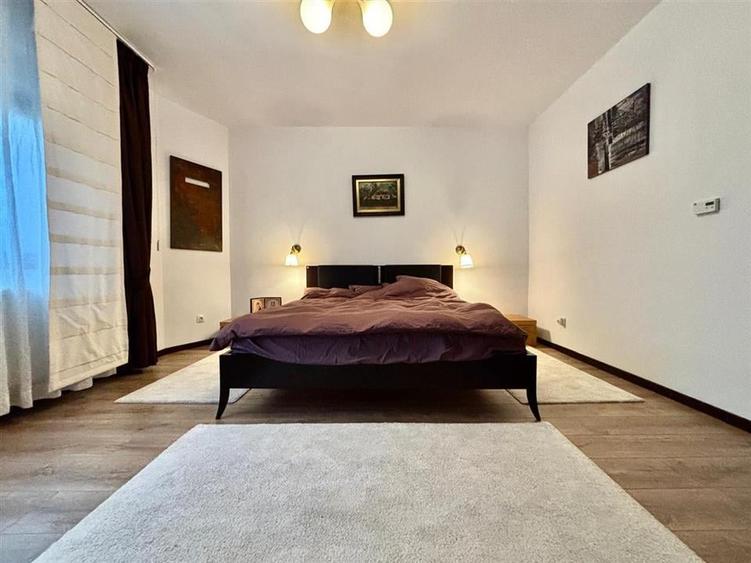 Casă individuală cu 9 camere cu Canalizare în Cioplea