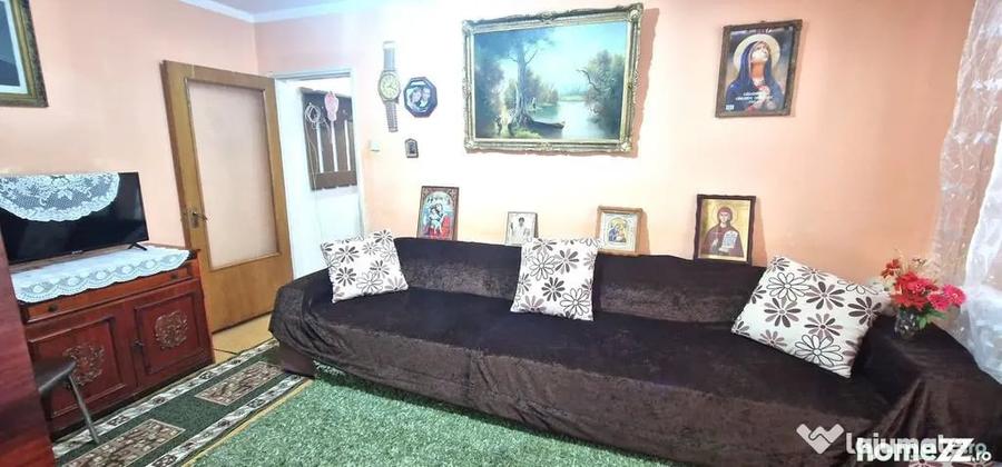 Apartament cu 3 camere semidecomandat în Km 4
