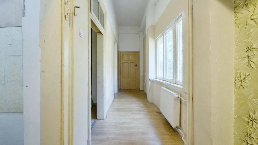 Apartament cu 8 camere semidecomandat în Central