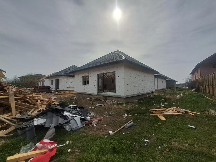 Casă individuală cu 3 camere cu Canalizare în Sud