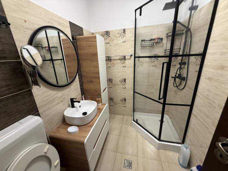 Apartament cu 3 camere semidecomandat, mobilat în Prelungirea Ghencea