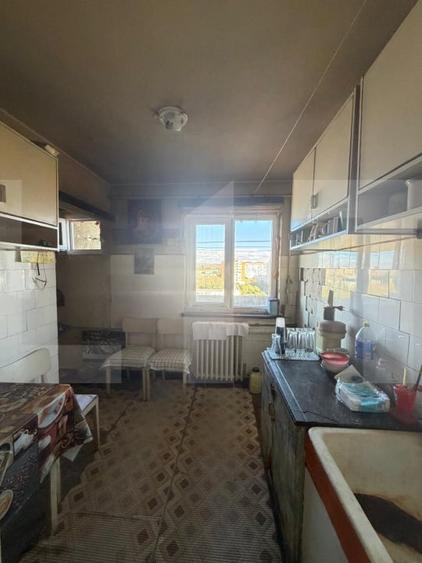 Apartament cu 3 camere semidecomandat în Craiovița Nouă