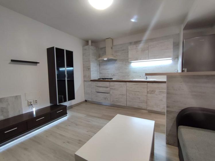 Apartament cu 3 camere semidecomandat în Central