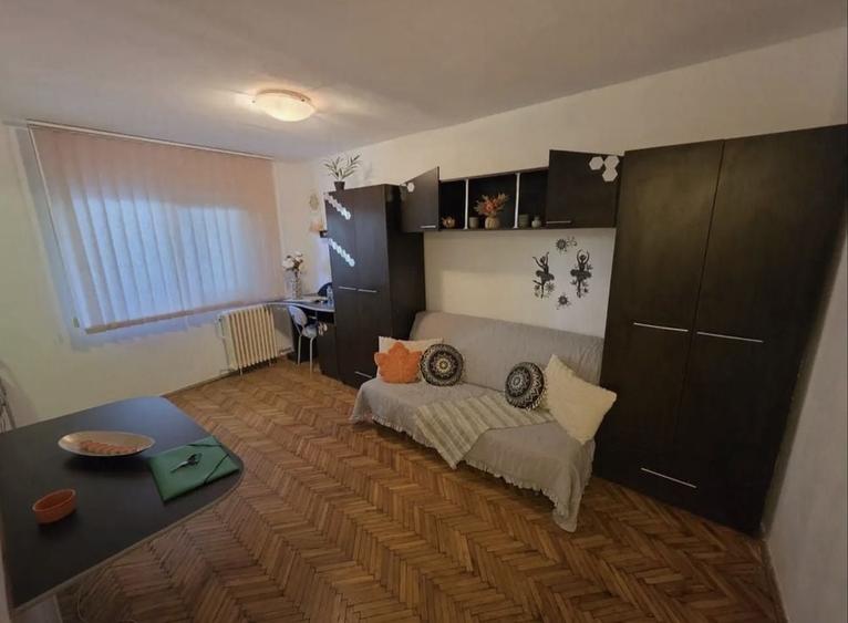 Garsonieră decomandată în Central
