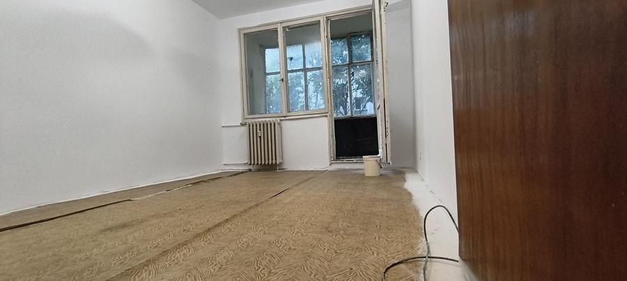 Apartament cu 3 camere semidecomandat în Berceni