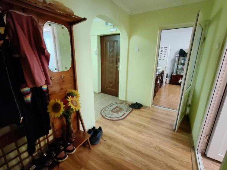 Apartament cu 3 camere decomandat în Micro 13