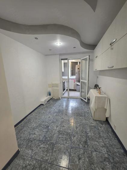 Apartament cu 3 camere semidecomandat în Fizicienilor