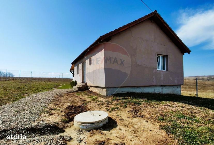 Casă cu 2 camere cu Teren 529 Mp în Roșia