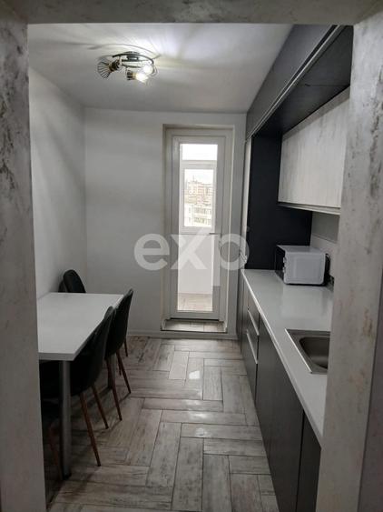 Apartament cu 3 camere semidecomandat, mobilat în Central