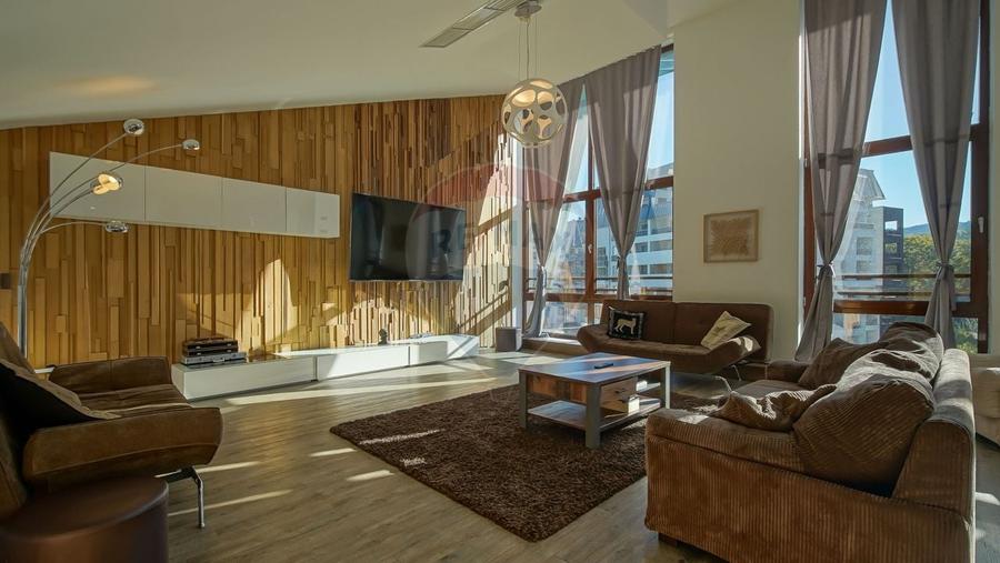 Apartament cu 4 camere semidecomandat, mobilat în Poiana Brașov