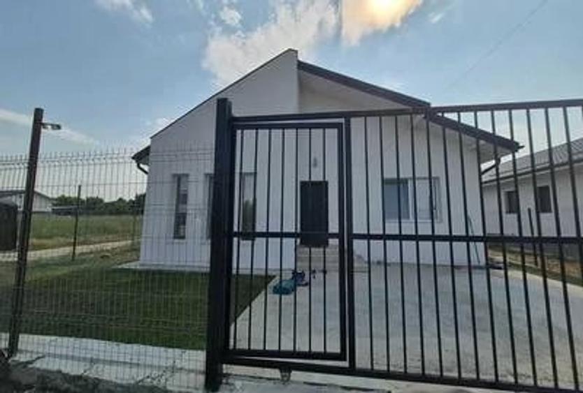 Casă cu 4 camere cu Teren 370 Mp în Domnești