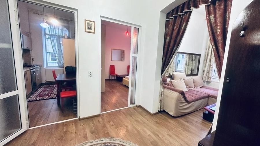 Apartament cu 3 camere semidecomandat, mobilat în Ultracentral