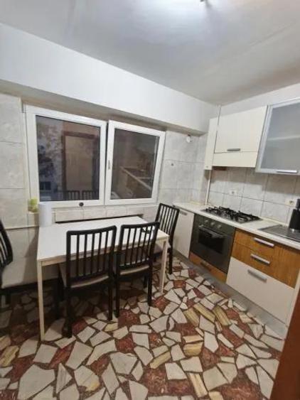 Apartament cu 4 camere decomandat, mobilat în Romană