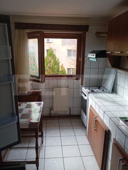 Apartament cu 3 camere semidecomandat, mobilat în Micro 11