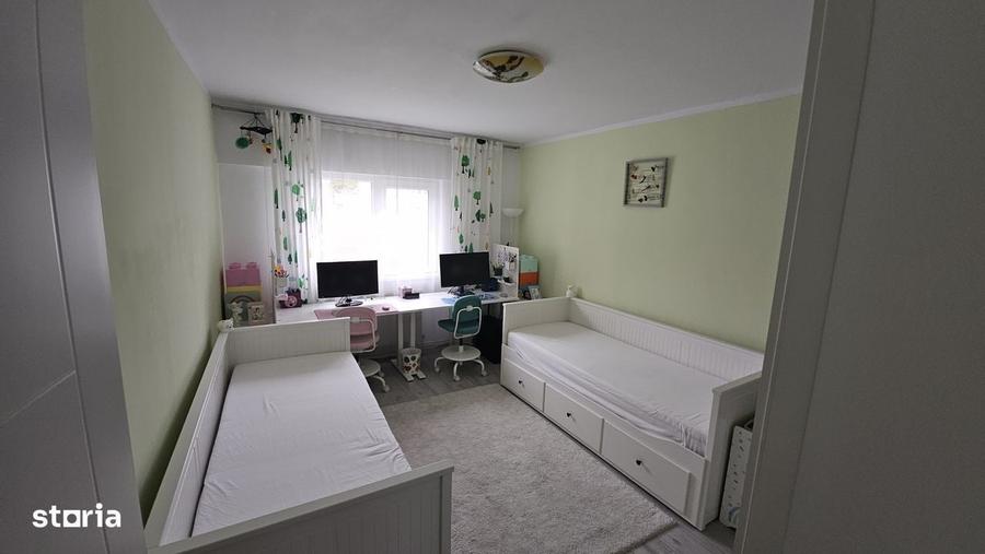 Apartament cu 4 camere decomandat în Noua