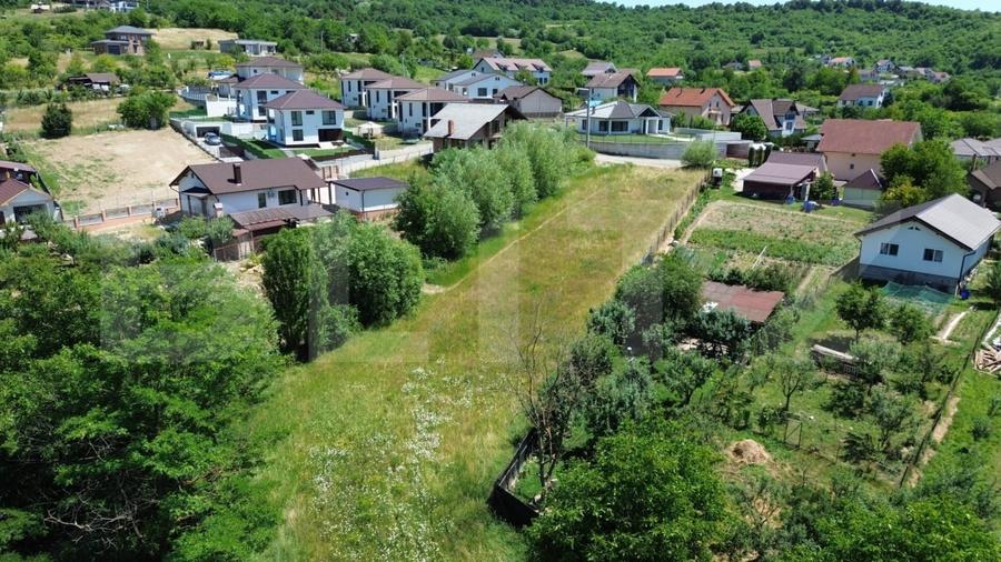 Teren Construcții intravilan de 1600 mp, în Est