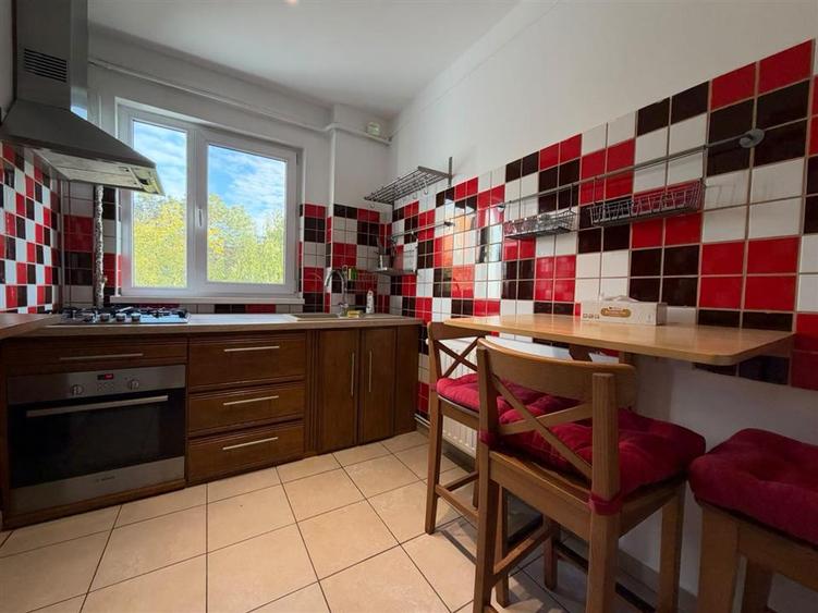 Apartament cu 4 camere decomandat în Podu Roș