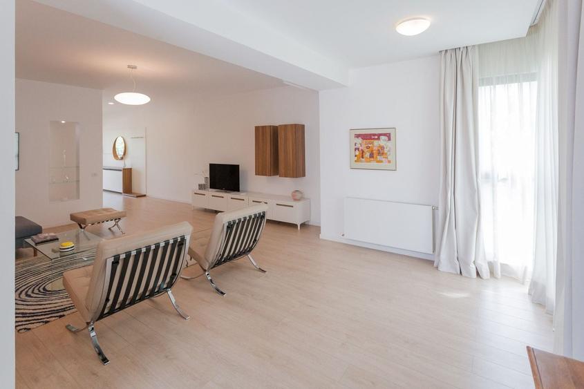 Apartament cu 3 camere decomandat, mobilat în P-ța Victoriei