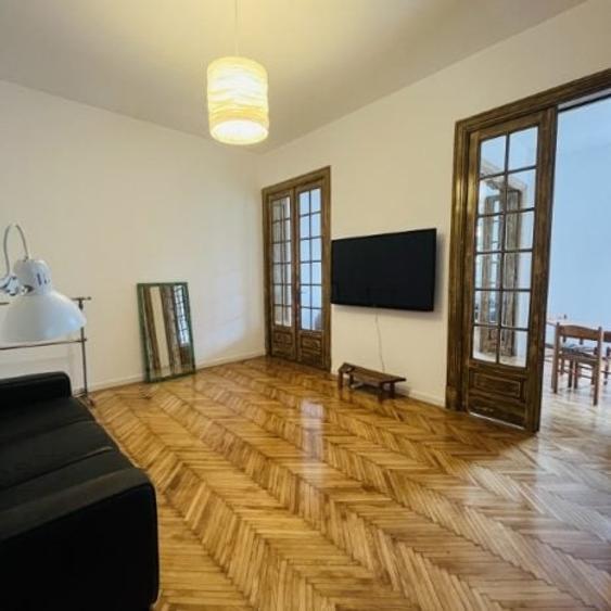 Apartament cu 3 camere semidecomandat, mobilat în Universitate