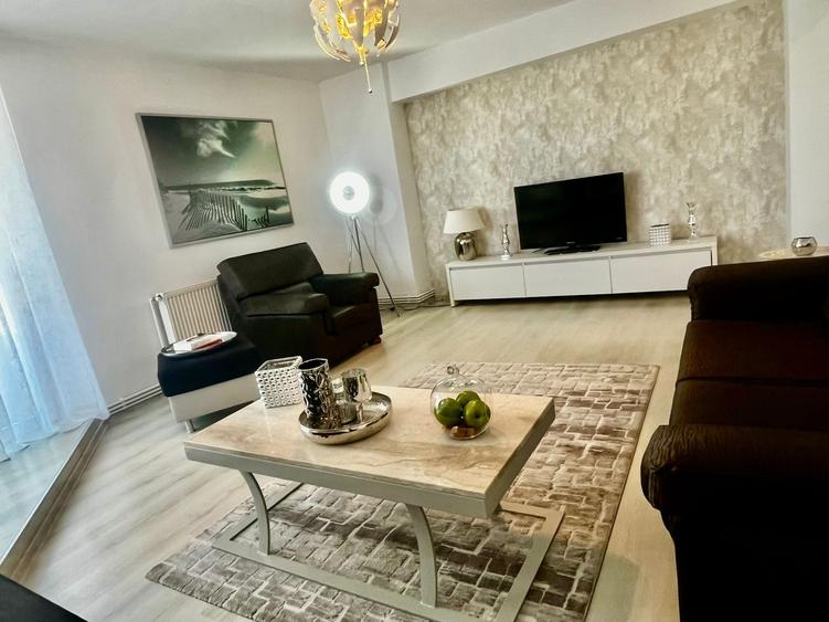 Apartament cu 3 camere decomandat în Calea București