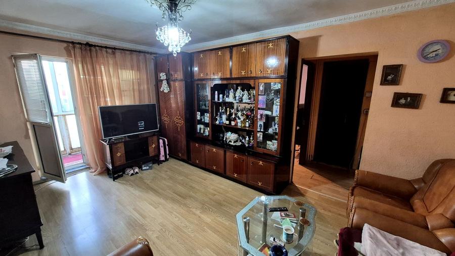 Apartament cu 4 camere semidecomandat în Rahova