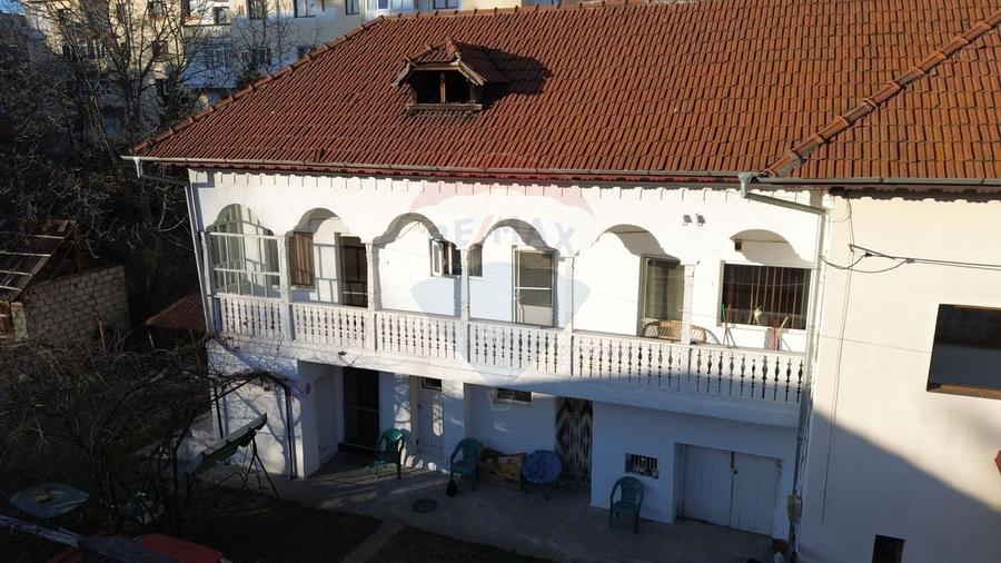 Casă individuală cu 5 camere cu Teren 232 Mp în Central