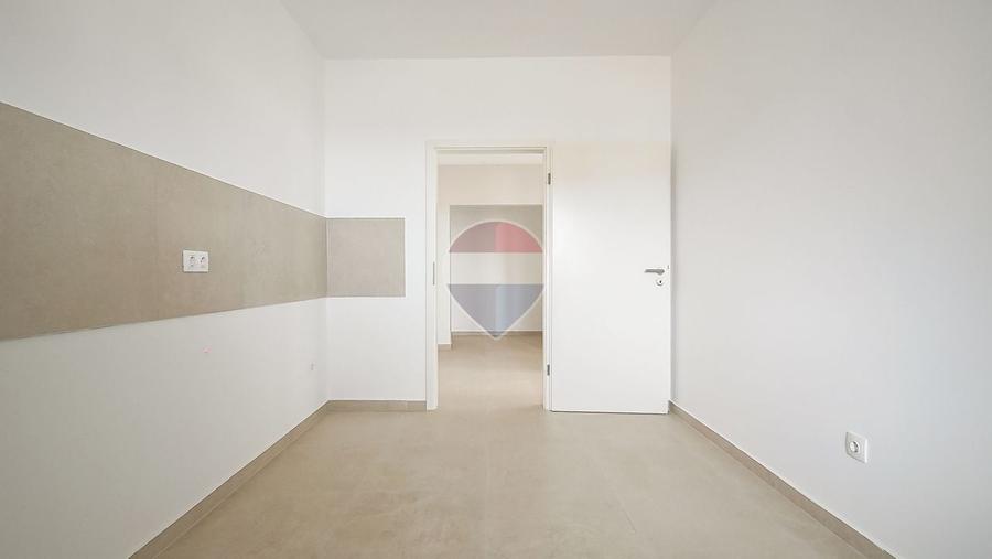 Apartament cu 3 camere decomandat în Tractorul