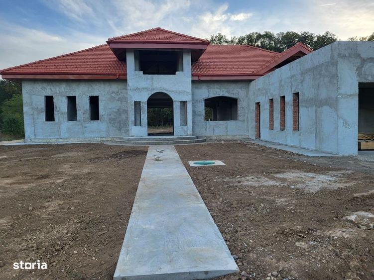 Casă cu 4 camere în Bălteni