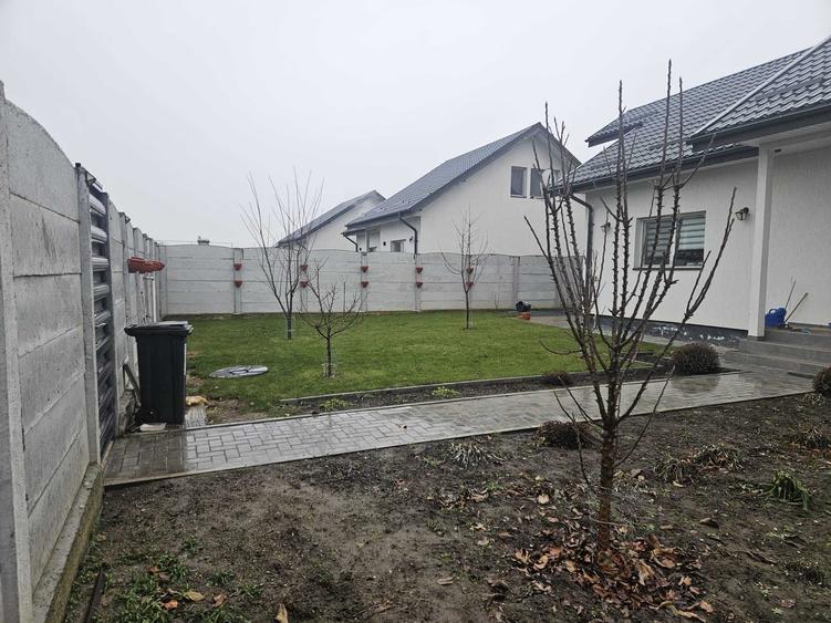 Casă cu 4 camere în Brănești
