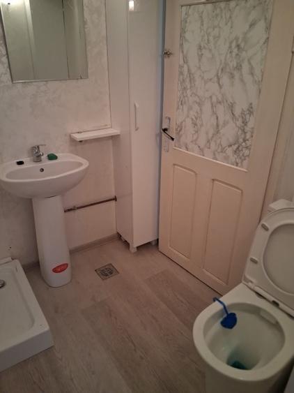 Casă individuală cu 6 camere cu Garaj în Tineretului