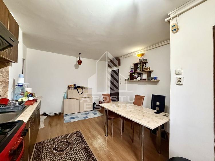Apartament cu 3 camere semidecomandat, mobilat în Girocului