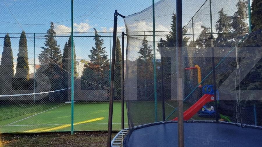 Casă individuală cu 9 camere cu Teren 868 Mp în Est