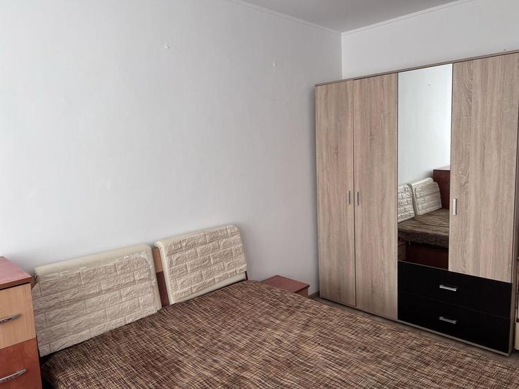 Apartament cu 3 camere semidecomandat în Hipodrom
