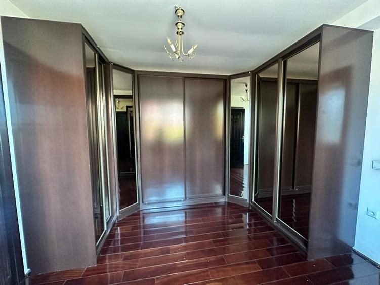 Duplex cu 7 camere cu Canalizare în Central