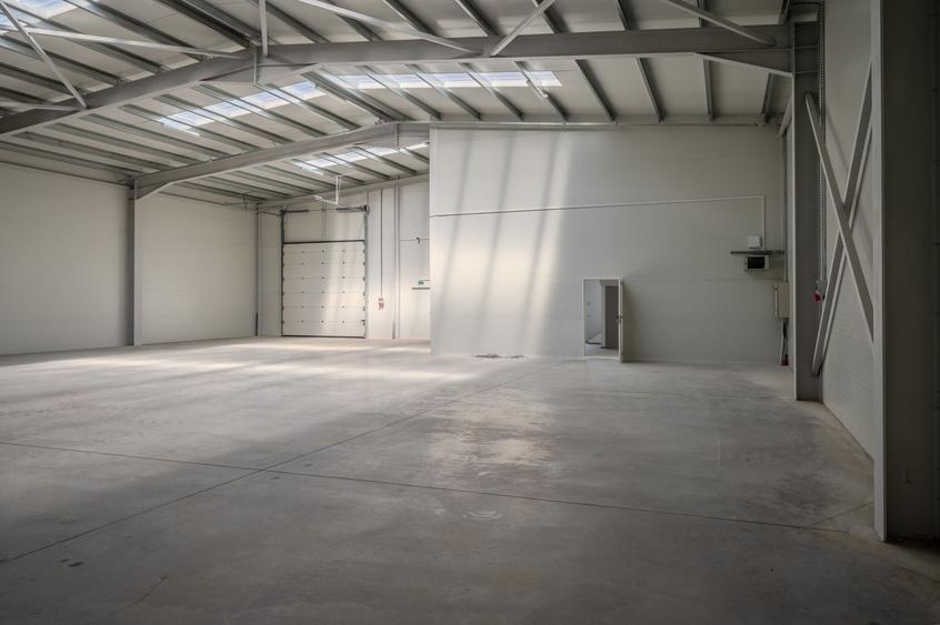 Spațiu industrial, de 585 mp, în Est