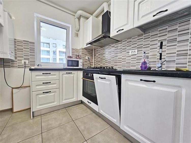 Apartament cu 2 camere decomandat în Tractorul
