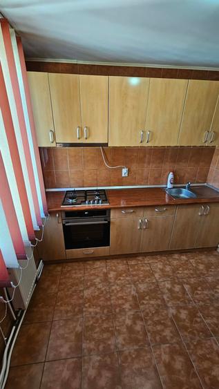 Apartament cu 3 camere decomandat în Est