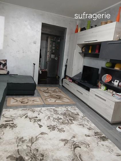 Apartament cu 3 camere semidecomandat în Micro 4