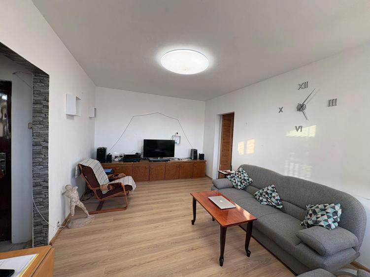 Apartament cu 2 camere semidecomandat în 1 Mai