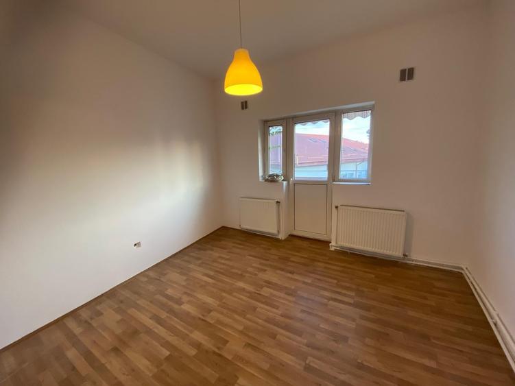 Apartament cu 3 camere semidecomandat în Moșilor