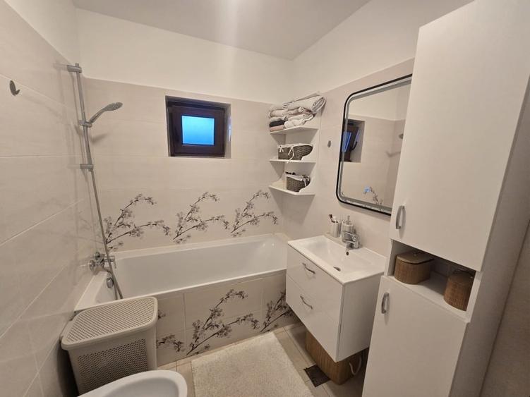 Apartament cu 3 camere semidecomandat în Valea Lupului